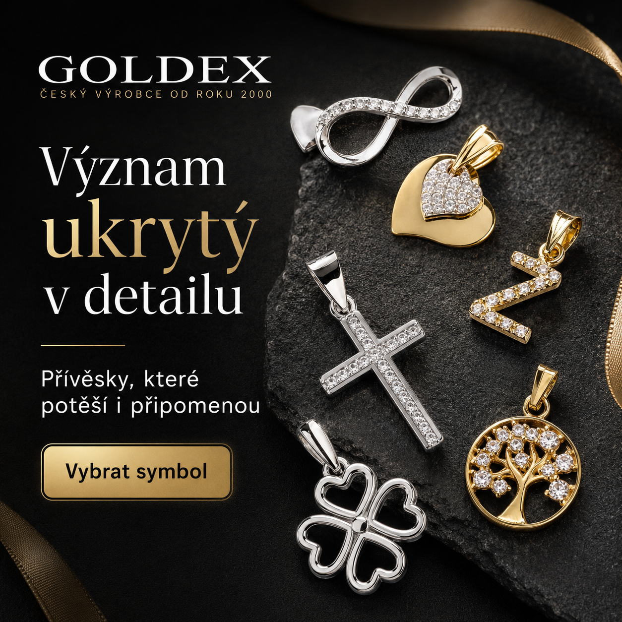 Detail symbolických přívěsků na tmavém podkladu