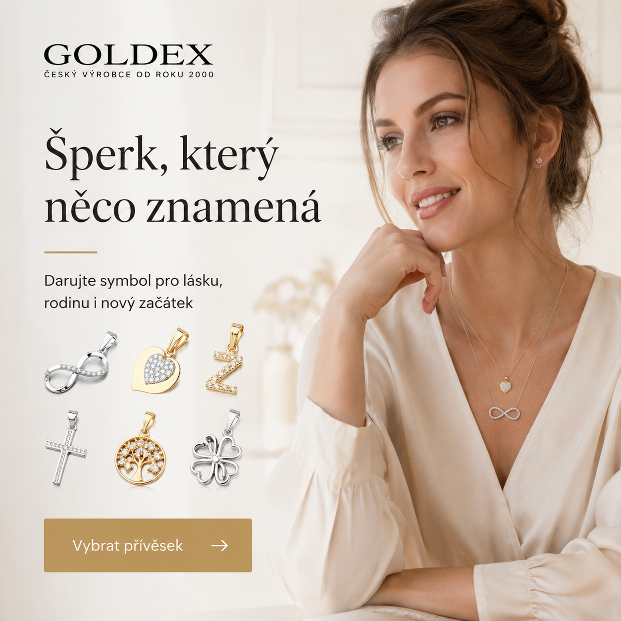 Žena s jemnými symbolickými přívěsky
