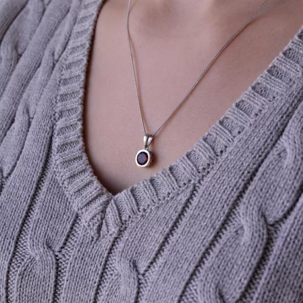 Stříbrný náhrdelník s pravým minerálním kamenem rudý 12081.3 garnet