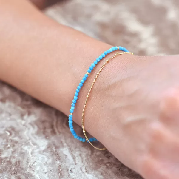 Pozlacený dvojitý náramek s barvenými howlity 13114.3