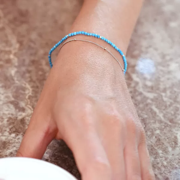 Stříbrný dvojitý náramek s barvenými howlity 13114.3