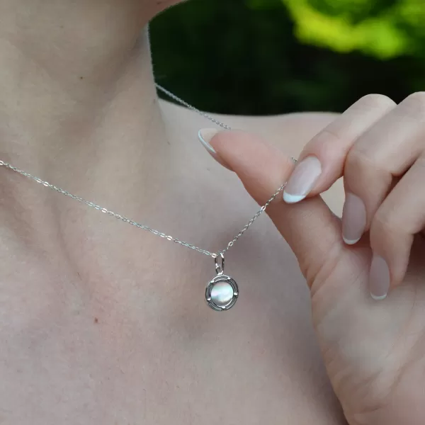 Stříbrný náhrdelník s růžovou perletí 12159.3