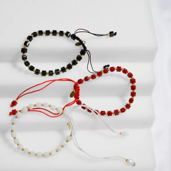 Stříbrný pozlacený náramek s červenými skleněnými korálky 13075.3 AU