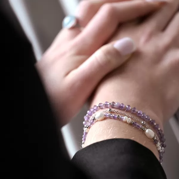 Stříbrný náramek s perlami a ametysty 13113.3