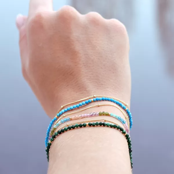 Pozlacený dvojitý náramek s barvenými howlity 13114.3