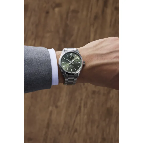 34 FOrient Star Contemporary M8 Date Automatic