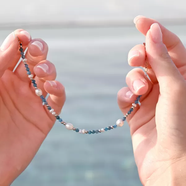 Stříbrný náramek s perlami a apatity 13113.3