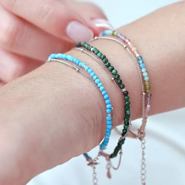 Stříbrný dvojitý náramek s barvenými howlity 13114.3