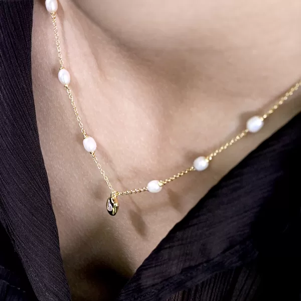 Pozlacený náhrdelník s říčními perlami a srdíčkem 22058.1