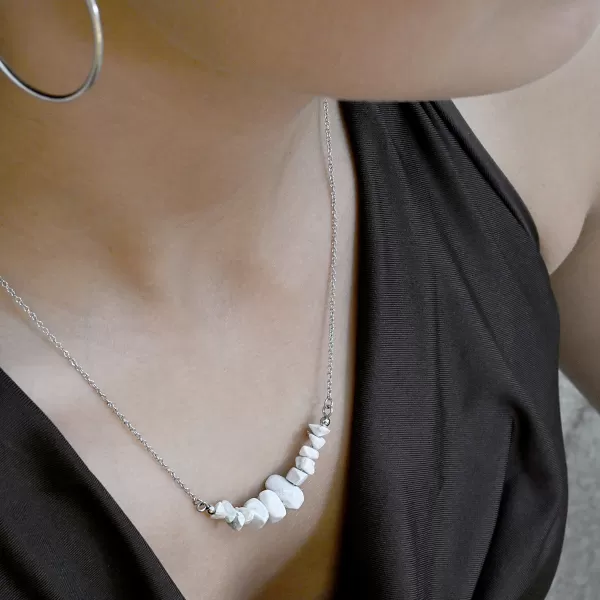 Náhrdelník s kamenem bílý howlit 42037.1 ocel