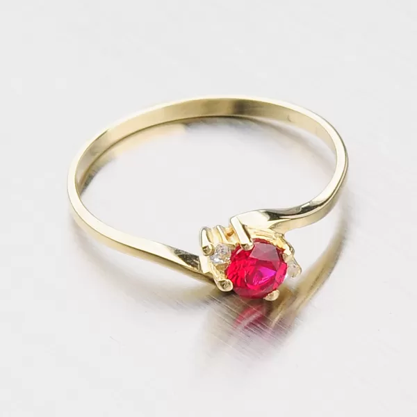 Dámský prsten s rubínem a zirkony 351-0106Č