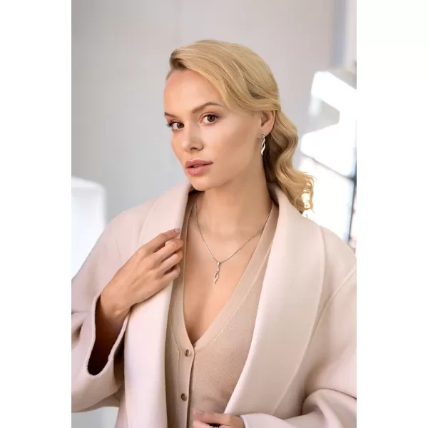 Stříbrné náušnice visací s krystaly Swarovski bílé vlnky 31162.1