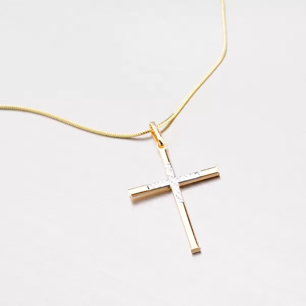 Zlatý přívěsek ve tvaru kříže s gravírováním 43-2758