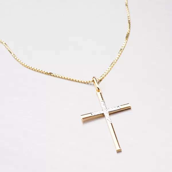 Zlatý přívěsek ve tvaru kříže s gravírováním 43-2758