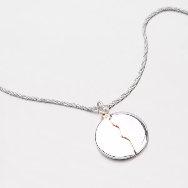 Krásný stříbrný přívěsek s rytinou P1602989-0940-SLX