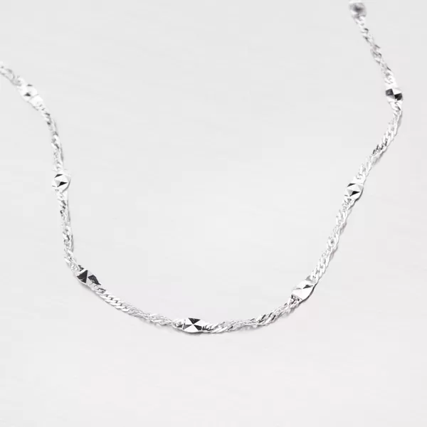 Zlatý náramek zdobený gravírovanými plíškami 44-1703