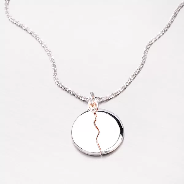 Krásný stříbrný přívěsek s rytinou P1602989-0940-SLX