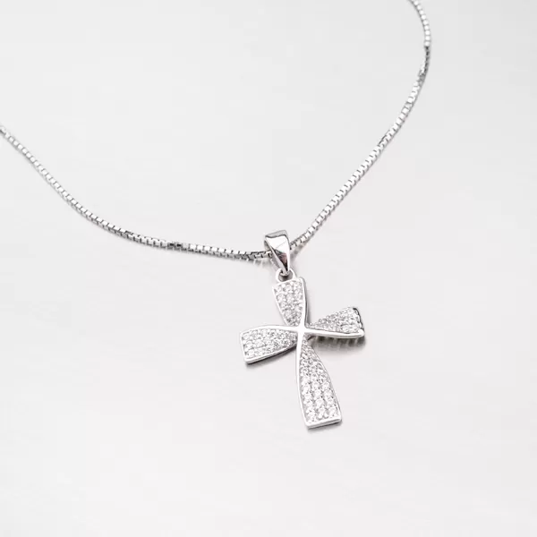 Přívěsek z bílého zlata ve tvaru kříže 43-21526