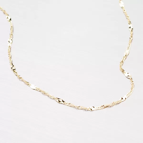 Zlatý řetízek zdobený gravírovanými plošky 45-1699