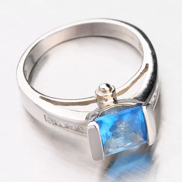 Stříbrný prsten se zirkony R3556-01-K-XC