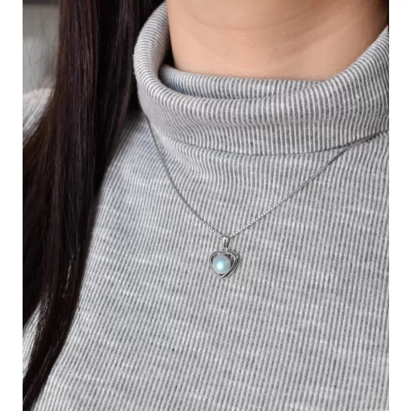 Stříbrný přívěsek se světle modrou matnou Swarovski perlou srdce 34246.3