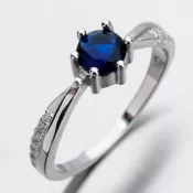 Stříbrný prsten se safírem a zirkony GST-11305