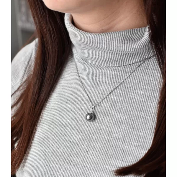 Stříbrný přívěsek s šedou Swarovski kulatou perlou 34150.3