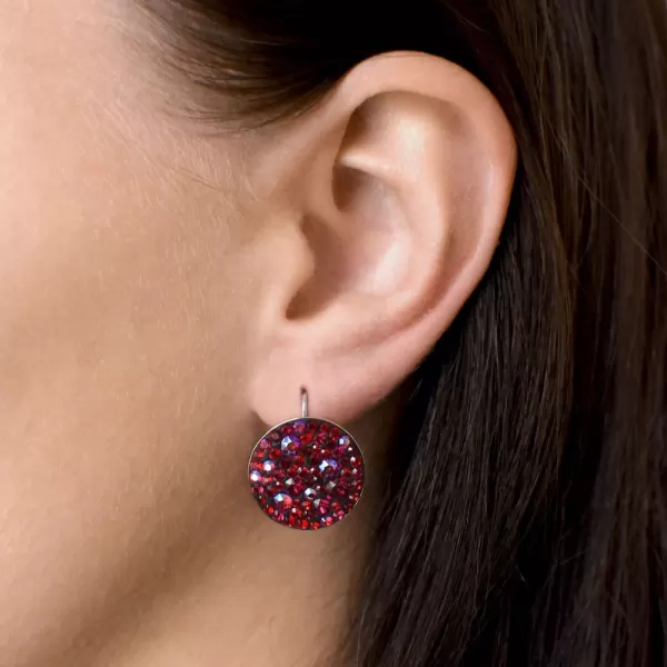 Stříbrné náušnice visací s krystaly Swarovski červené kulaté 31161.3 cherry
