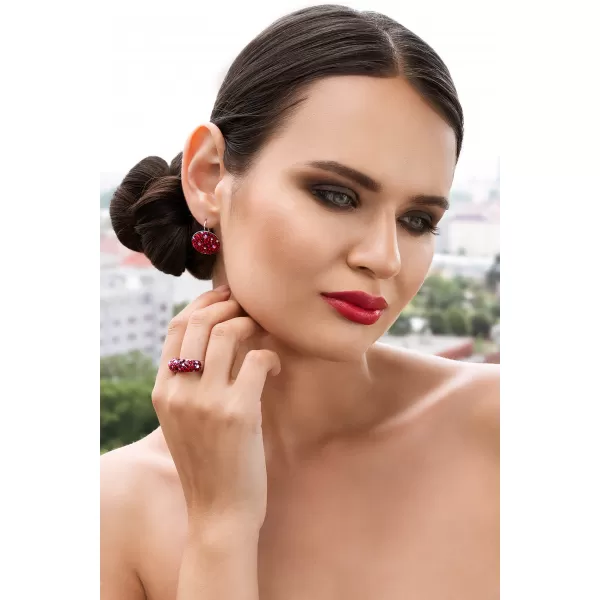 Stříbrné náušnice visací s krystaly Swarovski červené kulaté 31161.3 cherry