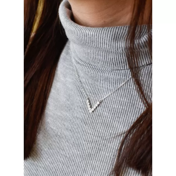 Stříbrný náhrdelník se zirkonem v bílé barvě 12025.1