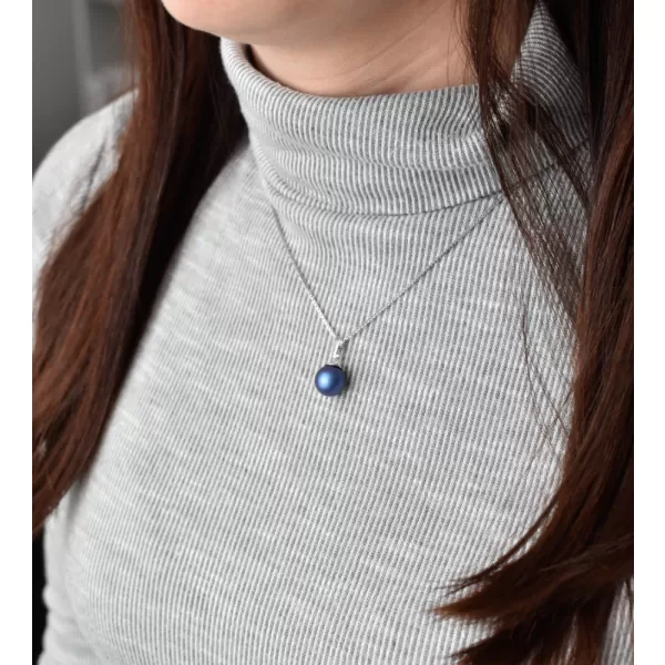 Stříbrný přívěšek s kulatou tmavě modrou matnou Swarovski perlou 34150.3