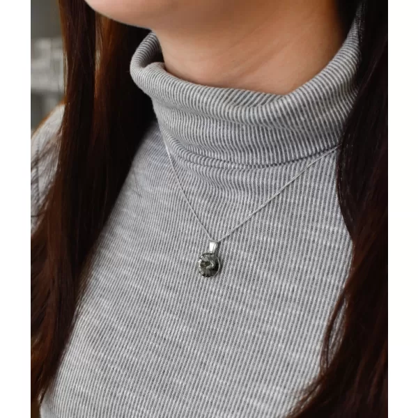 Stříbrný přívěsek s krystaly Swarovski šedý kulatý-rivoli 34112.3