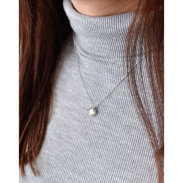 Stříbrný náhrdelník se zirkonem bílý kosočtverec 12031.1