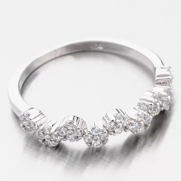 Stříbrný prsten zdobený zirkony GST-11390