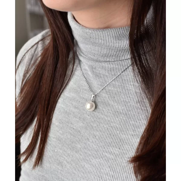 Stříbrný přívěsek s bílou kulatou Preciosa perlou 34151.1