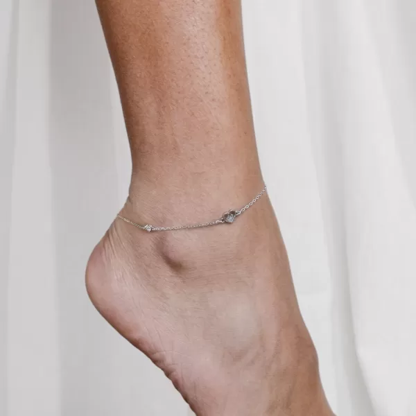 Stříbrný řetízek na nohu srdíčka a bílé zirkony 16007.1