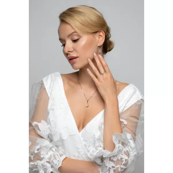 Stříbrné visací náušnice s bílou říční perlou a zirkony 21062.1