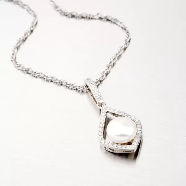 Stříbrný přívěsek se zirkony a perlou HST-13427P