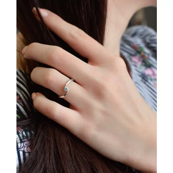 Stříbrný prsten s jedním zirkonem bílý 885009.1