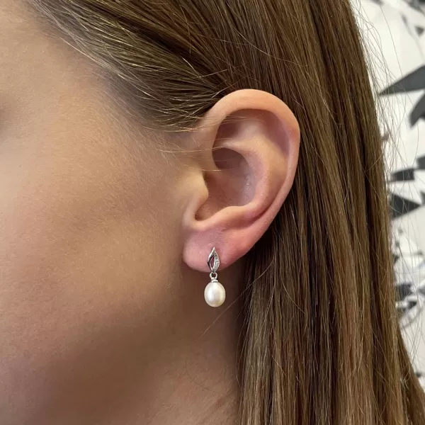 Stříbrné náušnice visací s říční perlou a zirkony bílá 21104.1B