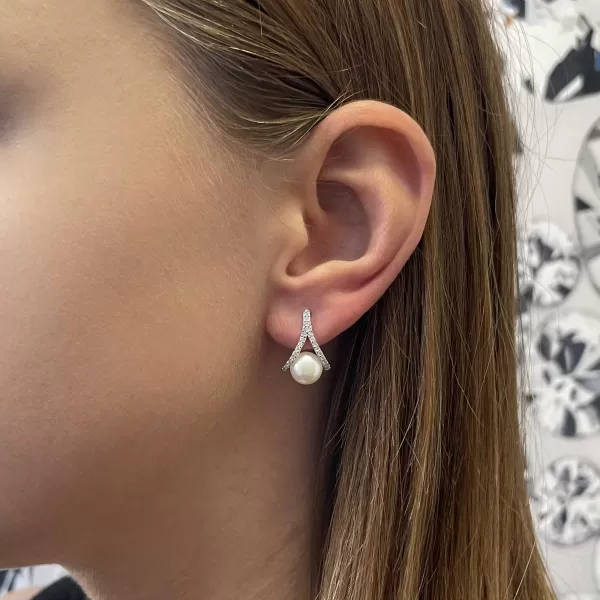 Stříbrné náušnice trojúhelník se zirkony a říční perlou bílé 21084.1B