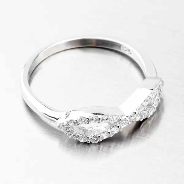 Stříbrný prsten se zirkony