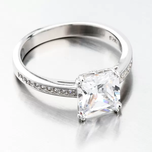 Stříbrný prsten se zirkony