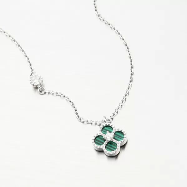 Stříbrný náhrdelník se zeleným čtyřlístkem PKL-5023