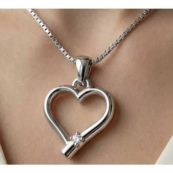 Dámský přívěsek přírodní diamant 0.012 ct G/SI srdce s briliantem 10917-B-DIA